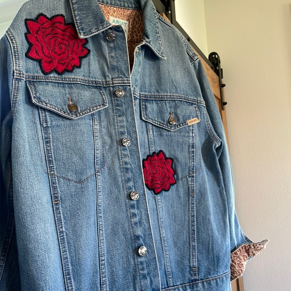 Super,super cute jean jacket with roses and cheetah 💋💋